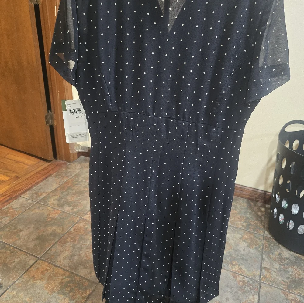This Vintage is a Cynthia Howie navy blue polka dot midi dres - Picture 5 of 7
